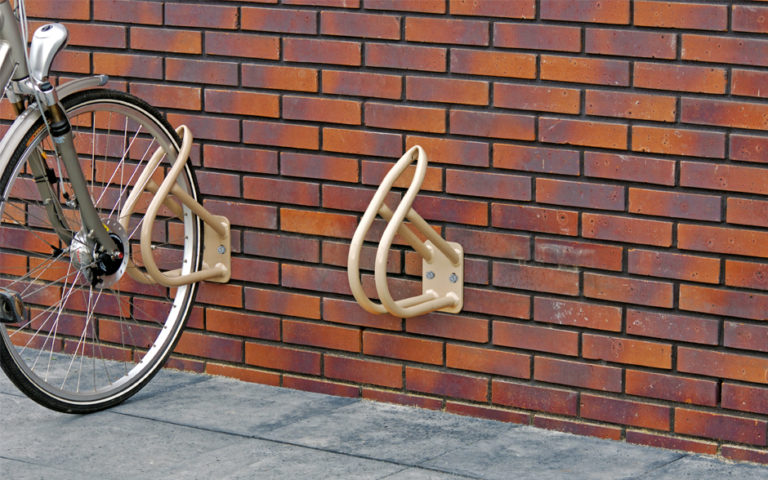 anclaje de rueda en pared crema