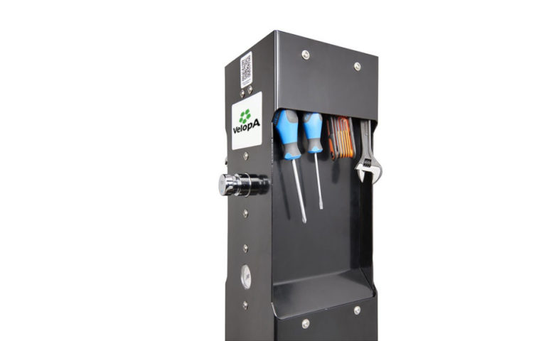 Estacion de reparaciones de bicicletas con herramientas