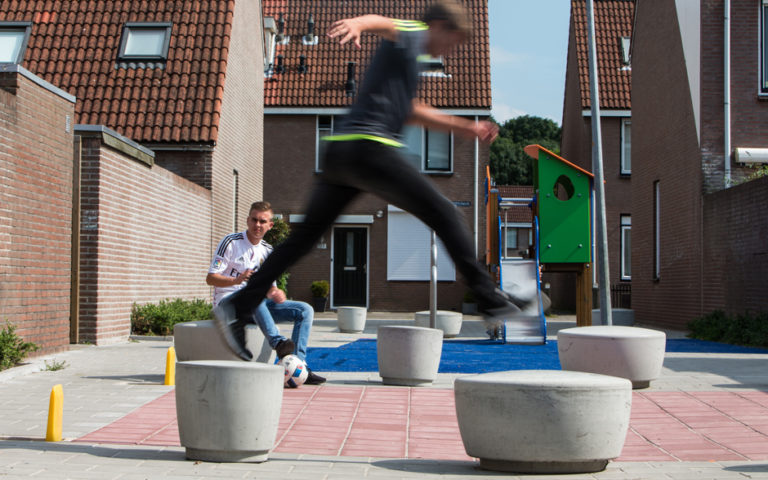 Bancos de hormigon en la acera