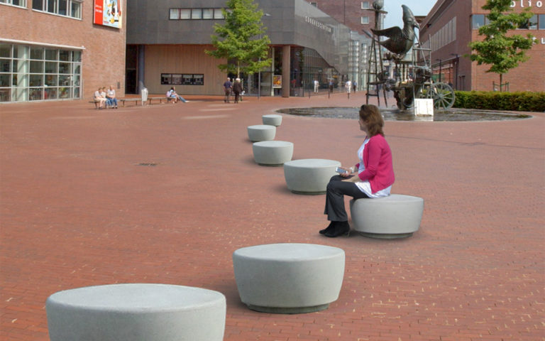 Banco de hormigon con persona sentada