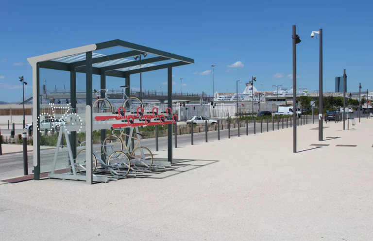 Marquesina con aparcamiento de bicis en doble altura