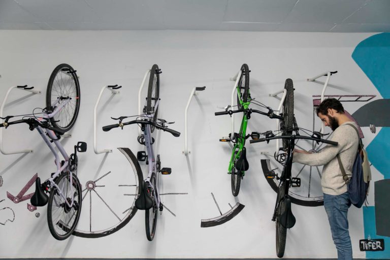 Aparcabicis vertical de pared