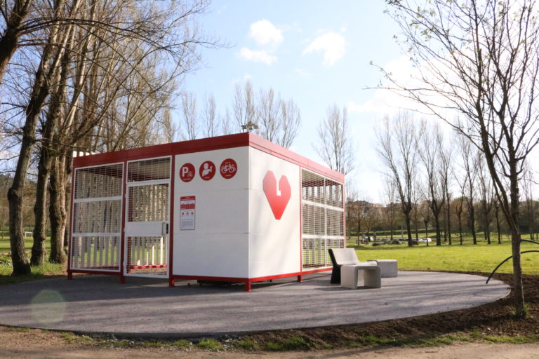 Parking y espacio de mantenimiento de bicicletas