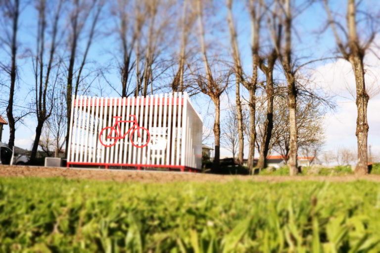 Aparcamiento de bicicletas cubierto blanco
